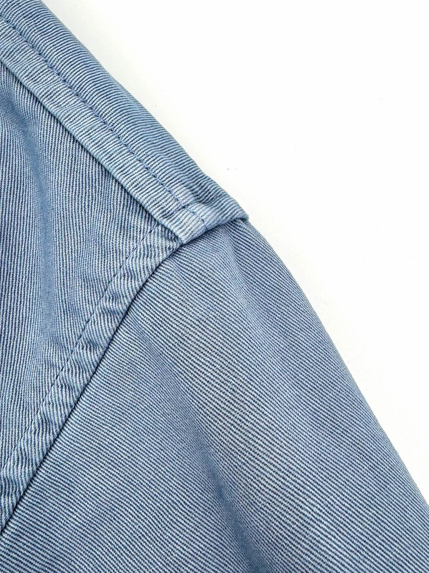 P460 Ralph Lauren embroidered zipper jacket. Customized cloudy blue twill cotton. Soft and silky. Comfortable against the skin. Mainly based on cloudy blue. A color with a life attitude. Exquisite white pony logo is embellished. Fully recognizable. With a breath of freedom and vitality. A symphony of pure and smart colors. Reconstruct the classic with a neat silhouette. Use advanced computer control systems and precision mechanical components to achieve iconic pony embroidery operations with high precision and smooth and delicate lines. Process 2: Template machine bag opening. The preset template guides the position, shape and size of the bag opening. The accuracy ensures the quality of the bag opening effect. Process 3: The hem is made in one go using a three-needle waist-drawing machine. The elastic band and fabric are sewn together in the same process using the machine's special needle position and feeding mechanism. The three-needle design is stronger and can evenly distribute pressure. Ensure that the elastic band is closely attached to the fabric. Process 4: Follow the original color system for dyeing. Prioritize the original color and fabric material. Select special dyes. Reheat to the appropriate temperature. Perform dip-dyeing. Finally, perform color registration. Accessories: Customized 1:1 Ralph Lauren engraved buckle. Customized 1:1 Ralph Lauren bronze zipper. Customized 1:1 Ralph Lauren trademark. Version: Fitted version. Size: S M L XL. Style number: CC908.